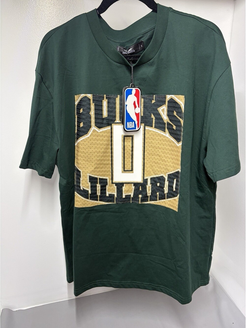 Milwaukee Bucks NBA Embroidered Lillard #0 Jersey T-Shirt Men’s Size L- NEW